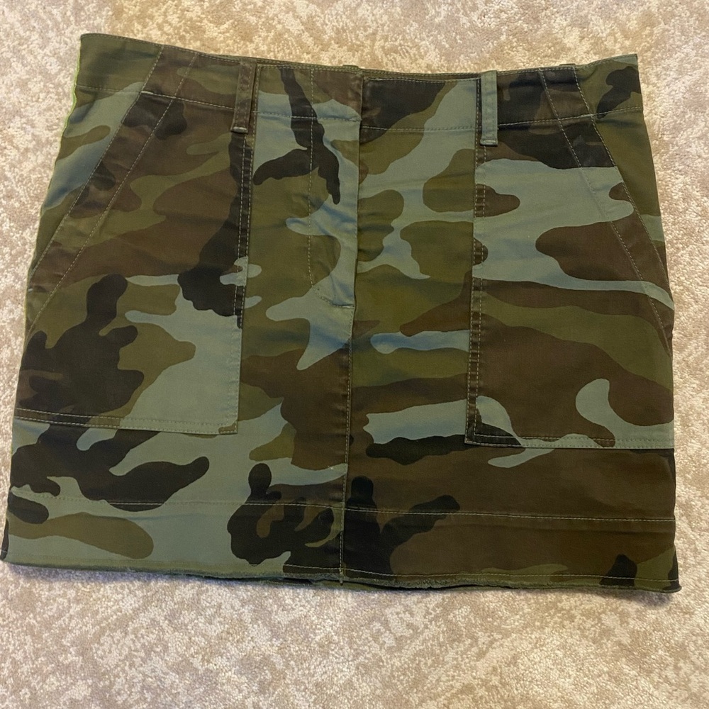 NILI LOTAN Green Camo Print Mini Skirt with Side Stripes. Size 2